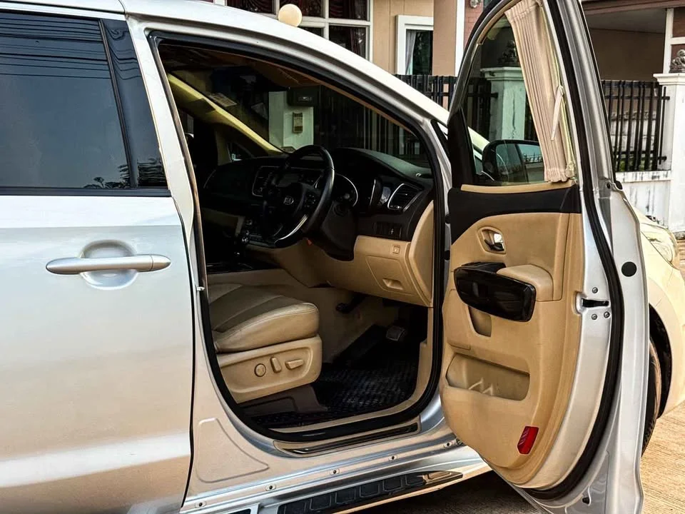 2015 Kia Carnival III 3