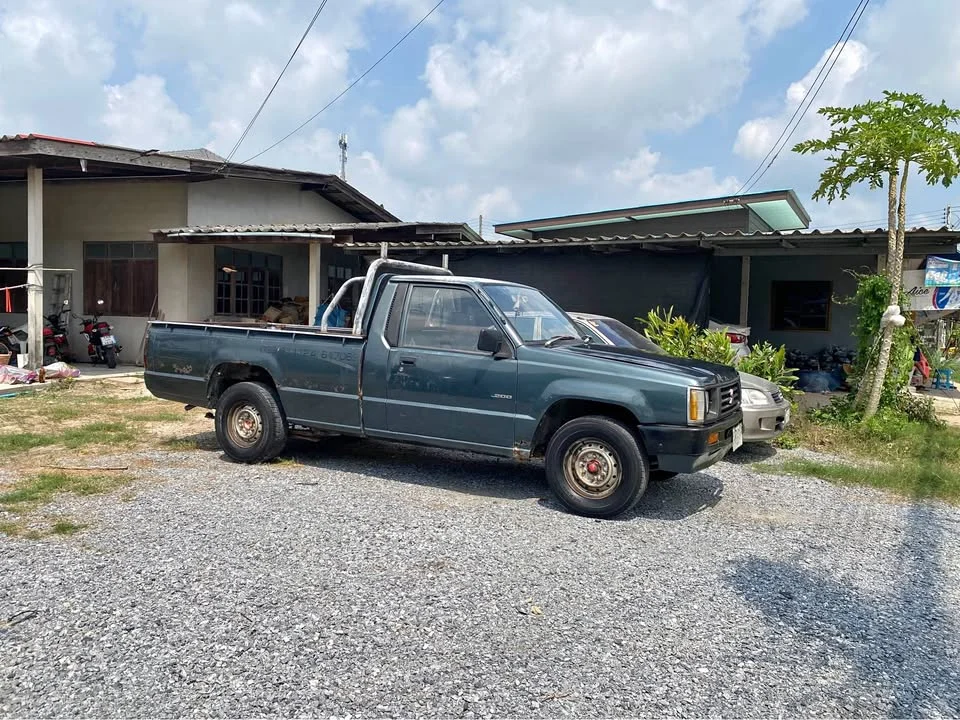 1995 Mitsubishi Triton II 2
