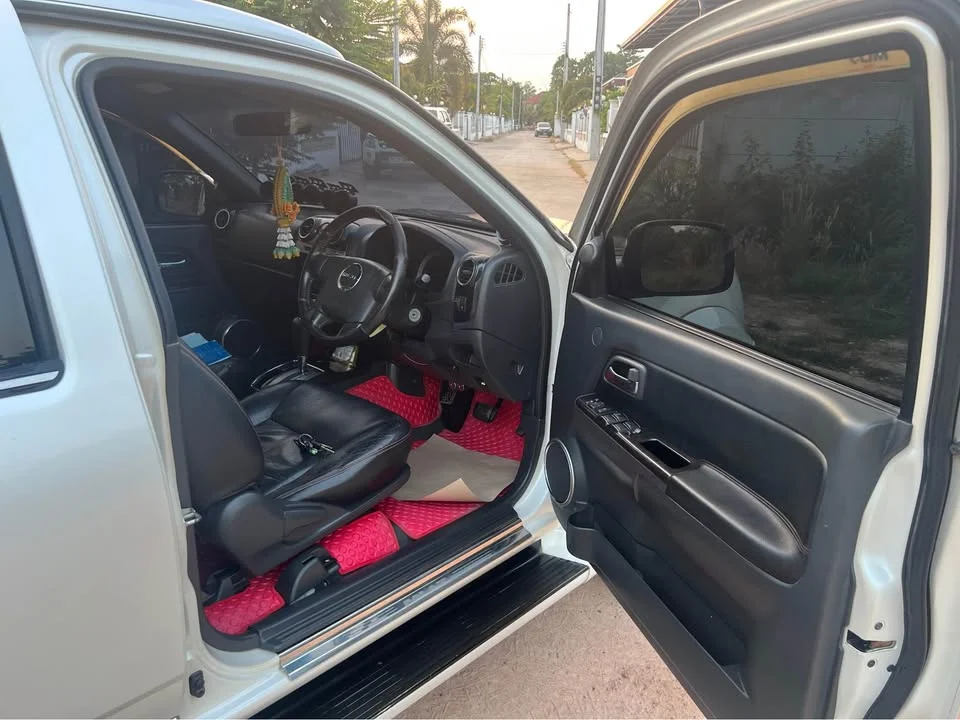 2011 Isuzu MU-7 3