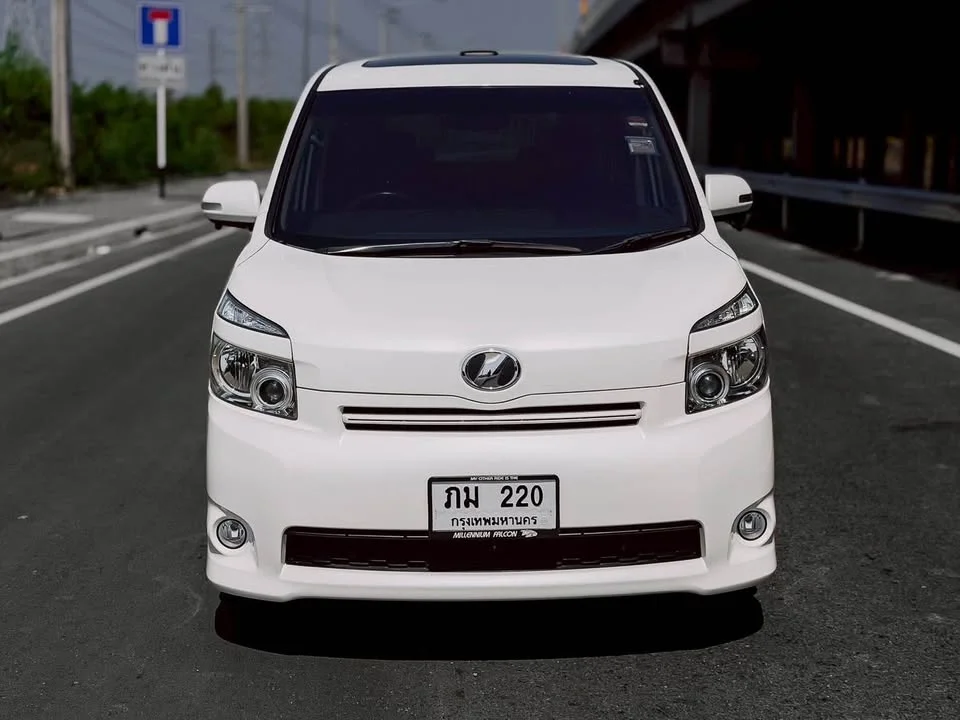 2007 Toyota Voxy II 3