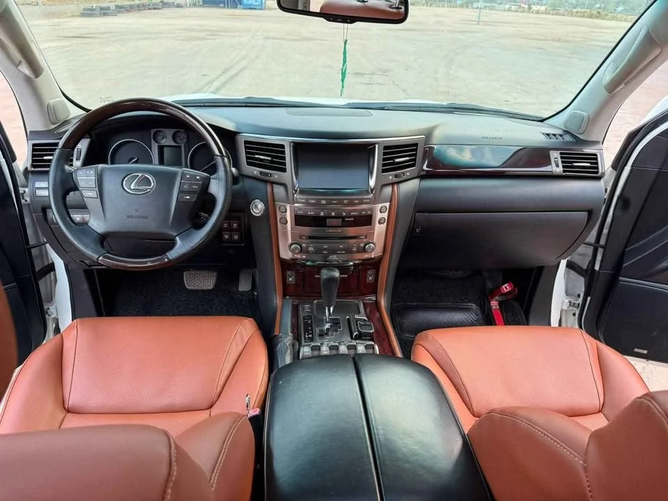 2013 Lexus LX III 3