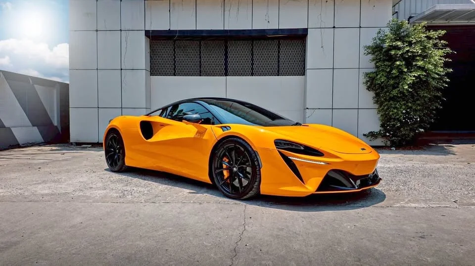 2025 McLaren Artura 3