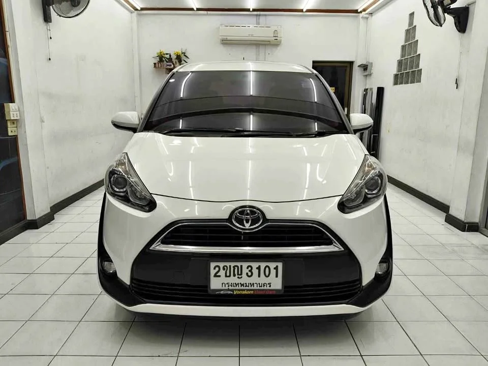 2017 Toyota Sienta II 2