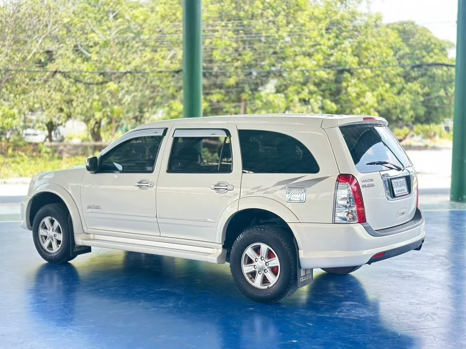 2009 Isuzu MU-7 3