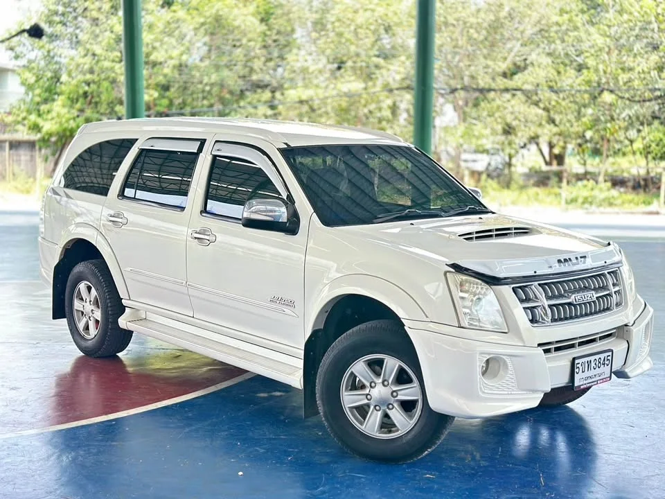 2009 Isuzu MU-7 2