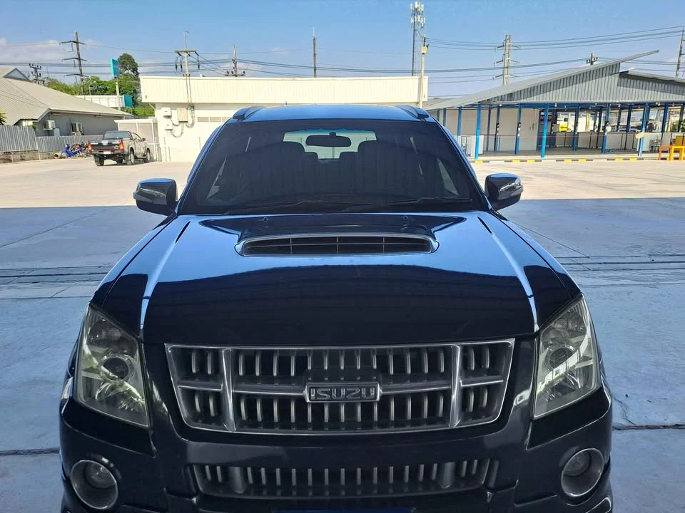 2011 Isuzu MU-7 2