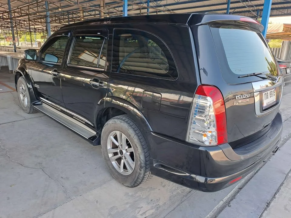 2011 Isuzu MU-7 3