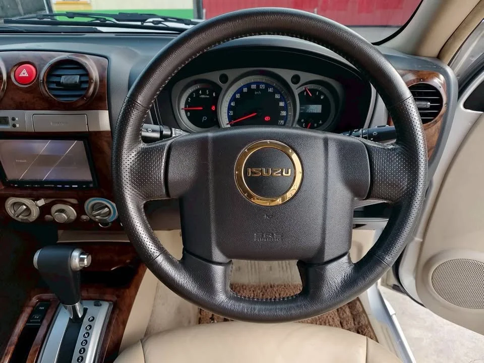 2008 Isuzu MU-7 3