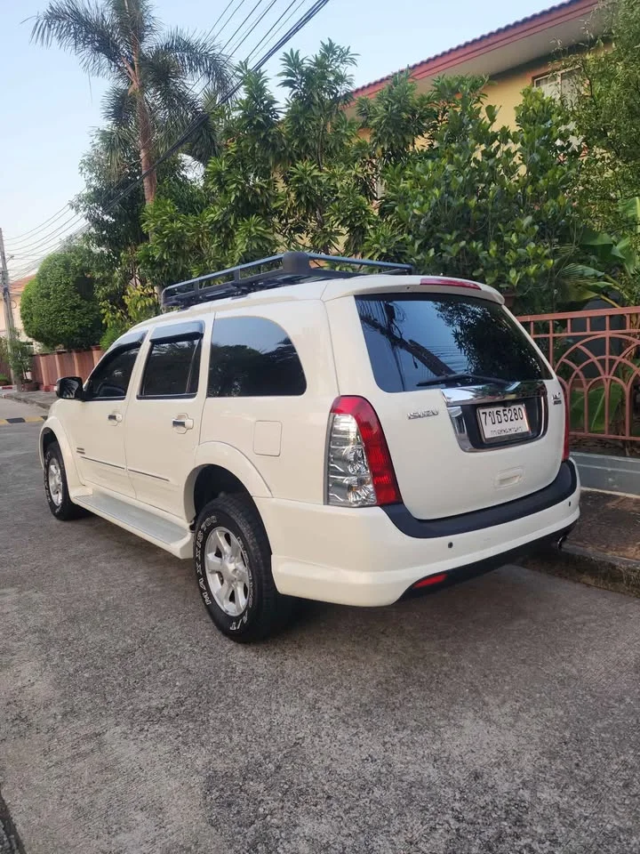 2009 Isuzu MU-7 2