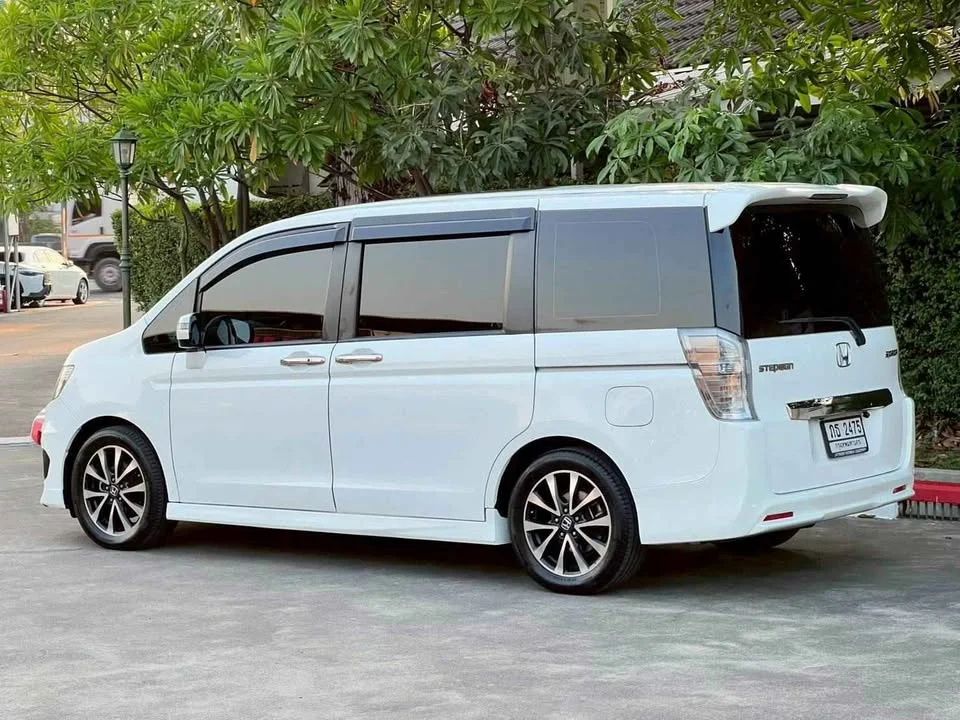 2013 Honda Stepwgn IV 2