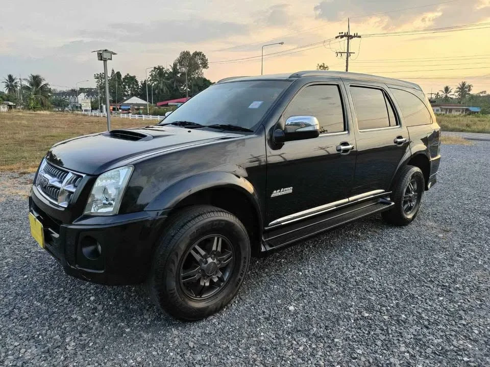 2011 Isuzu MU-7 3