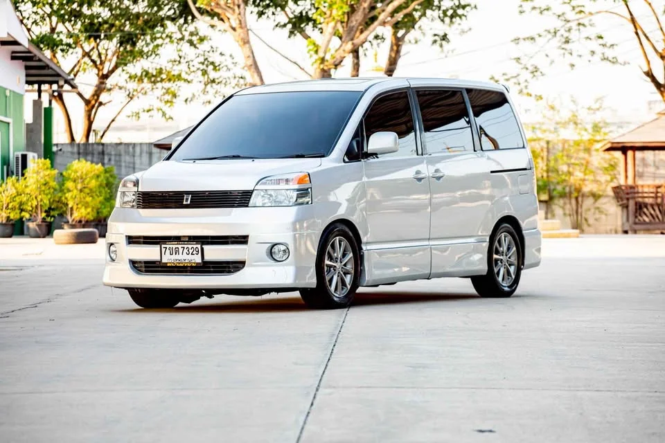 2002 Toyota Voxy I 2