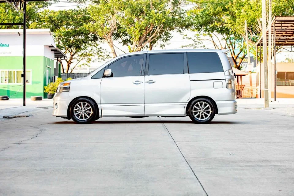 2002 Toyota Voxy I 3