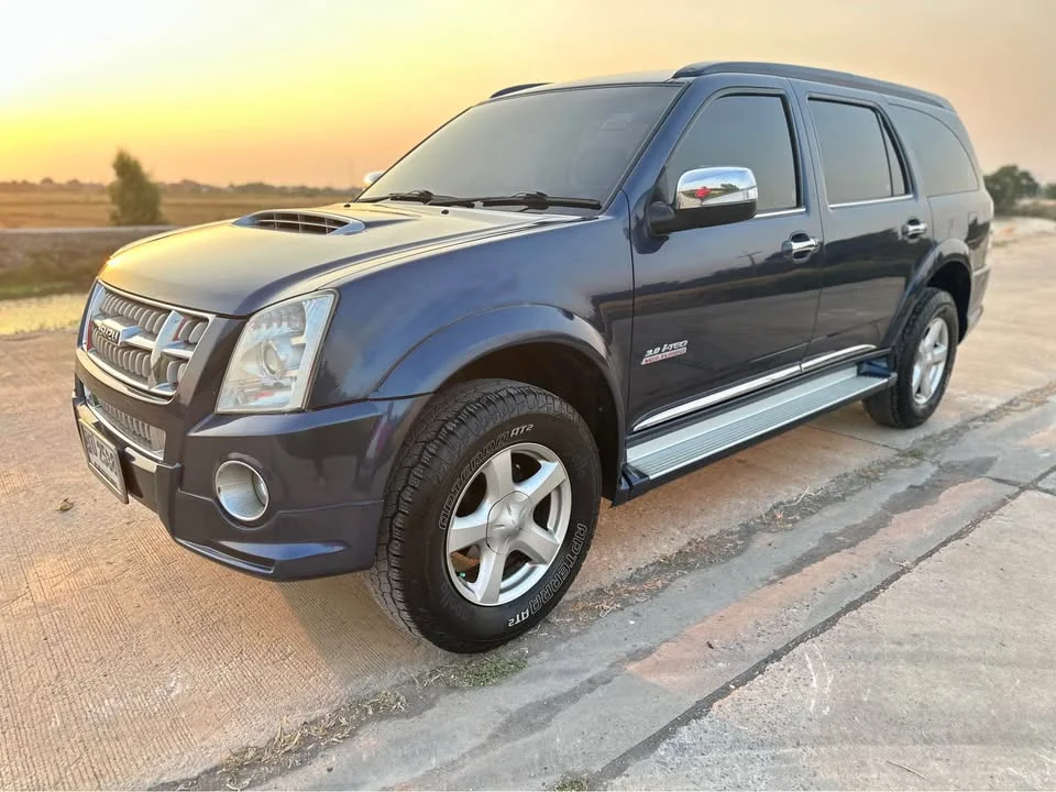 2010 Isuzu MU-7 3