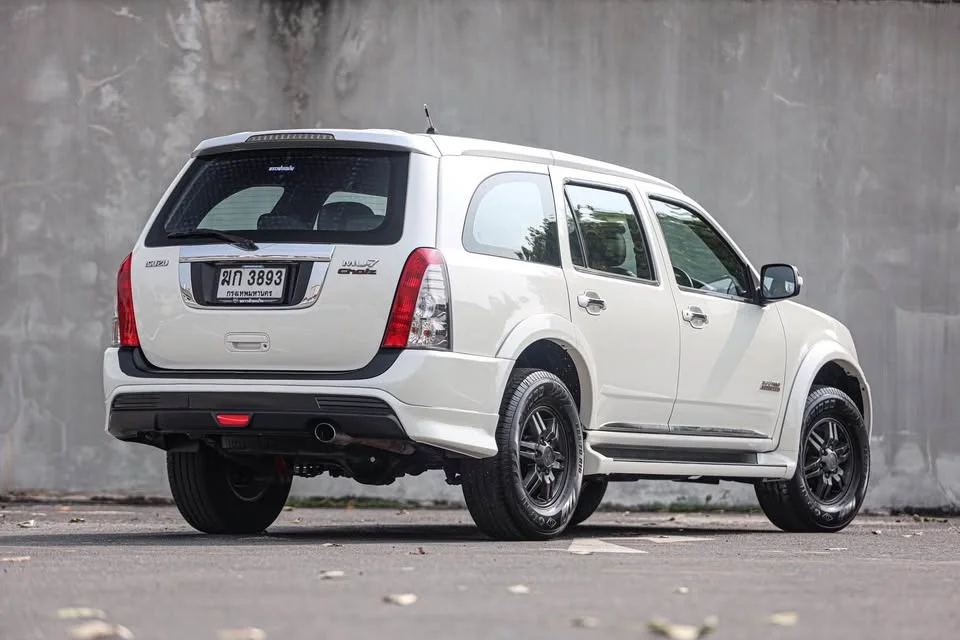 2011 Isuzu MU-7 2