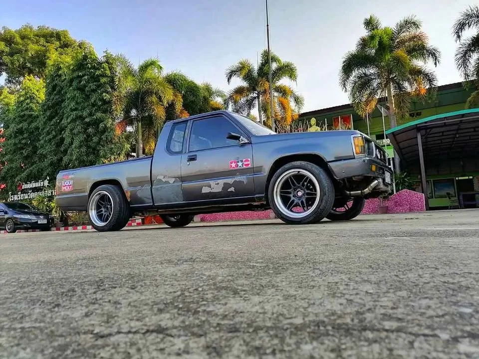 1995 Mitsubishi Triton II 2