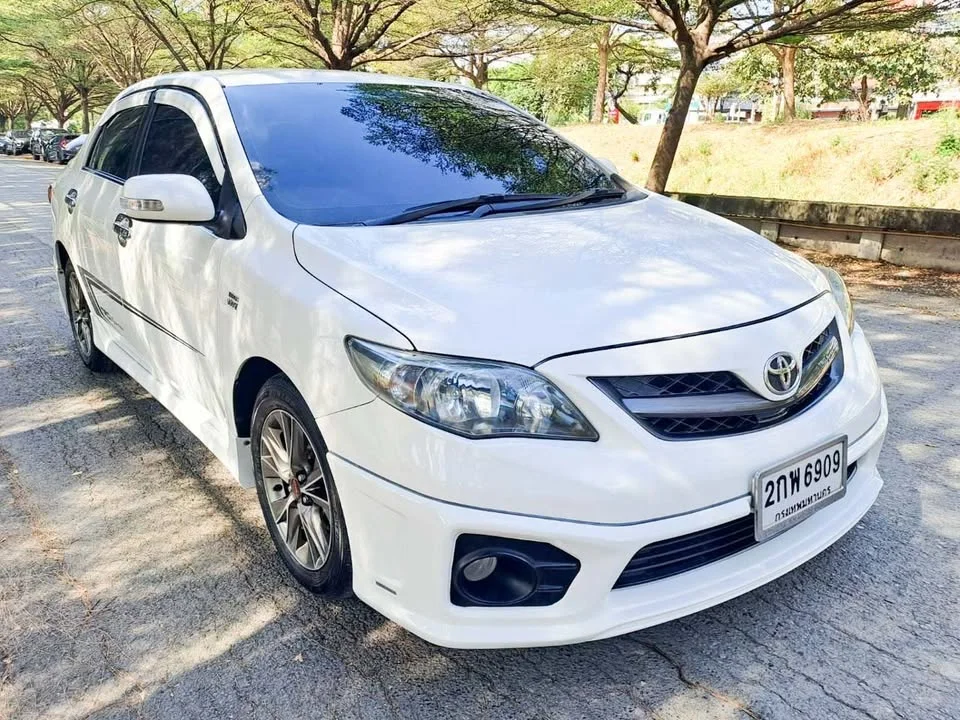 2013 Toyota Corolla Altis X (E140) 2