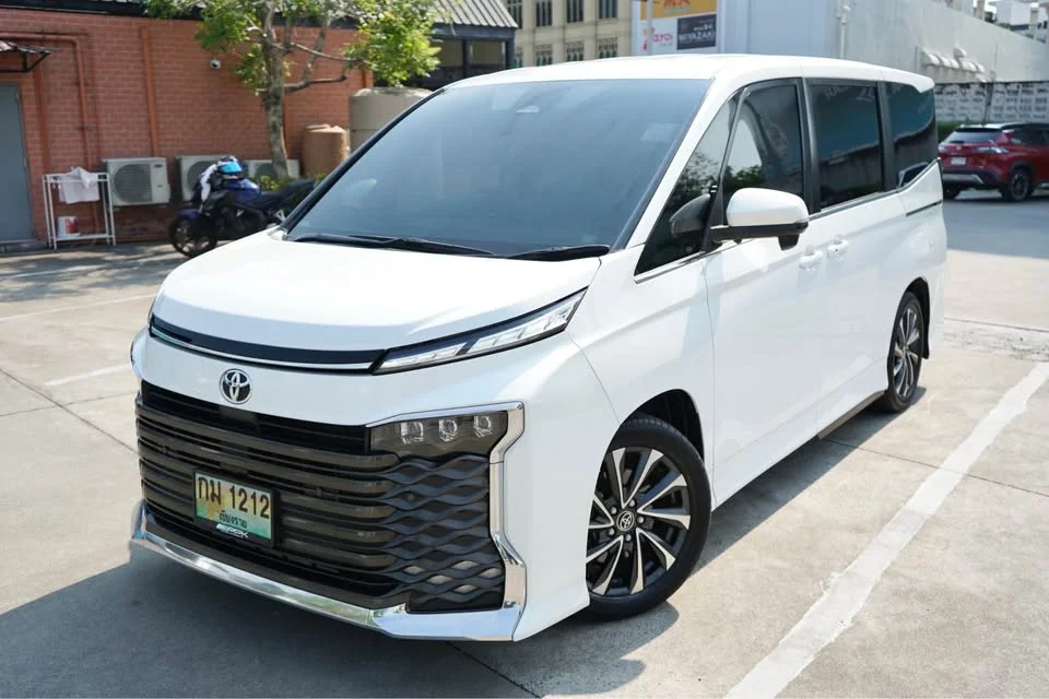 2022 Toyota Voxy IV 2