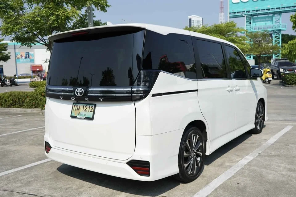 2022 Toyota Voxy IV 2
