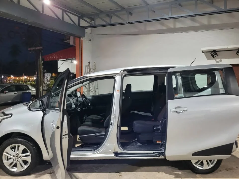 2017 Toyota Sienta II 2