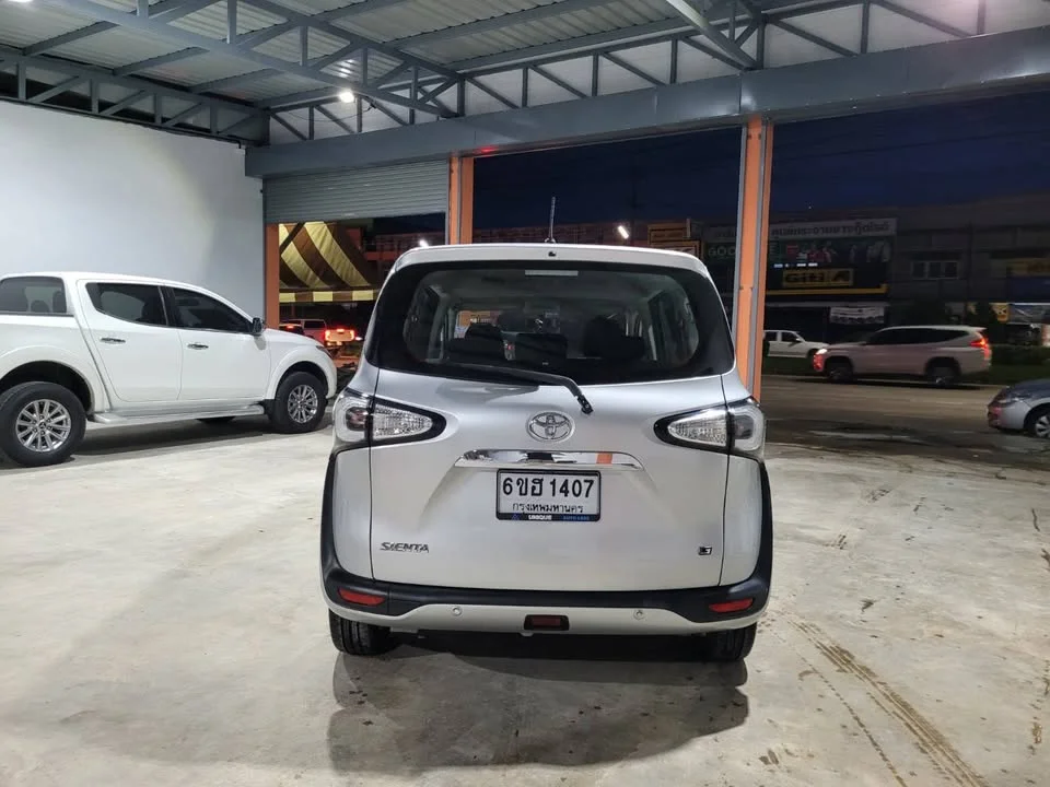 2017 Toyota Sienta II 3