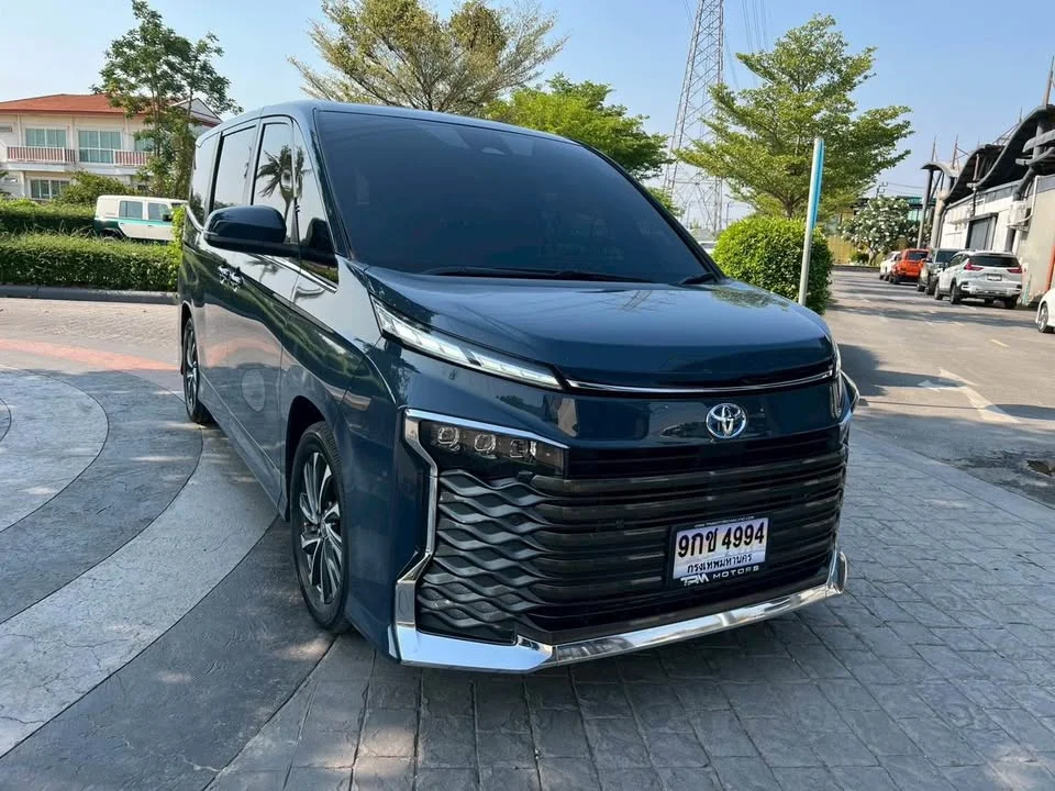2024 Toyota Voxy IV 3