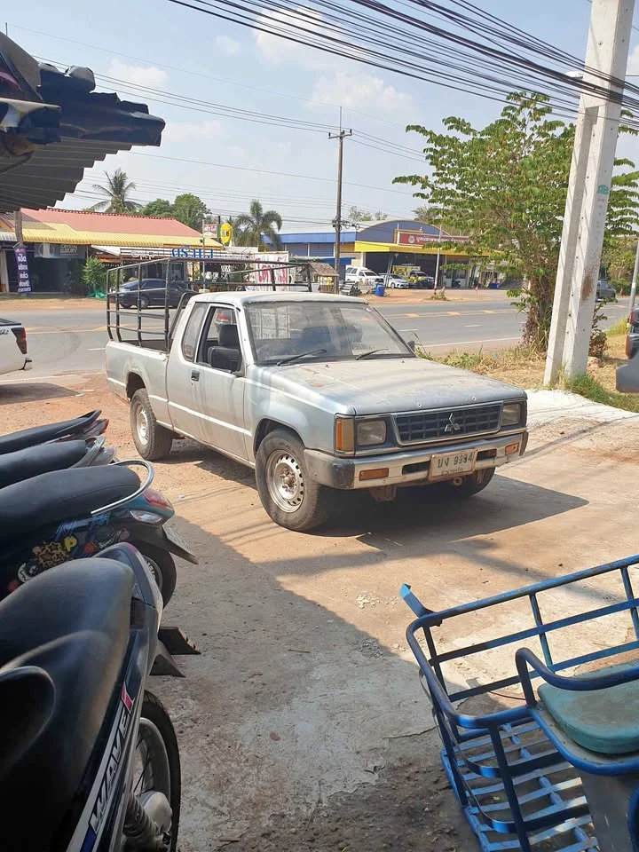 1995 Mitsubishi Triton II 2