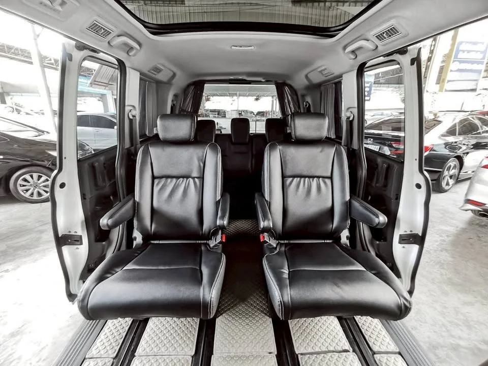 2014 Honda Stepwgn IV 2