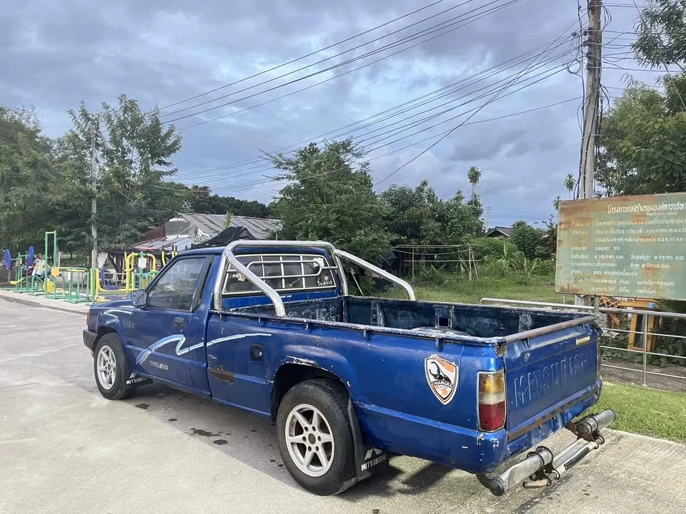 1995 Mitsubishi Triton II 2