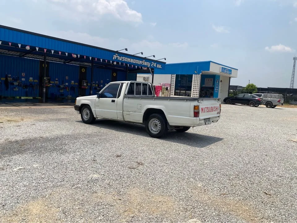 1995 Mitsubishi Triton II 3