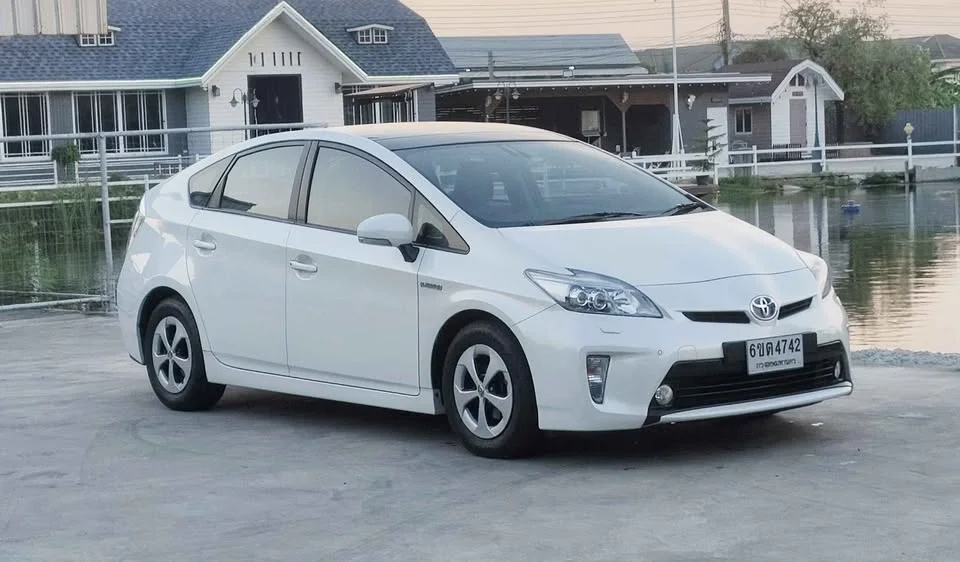 2012 Toyota Prius III 2
