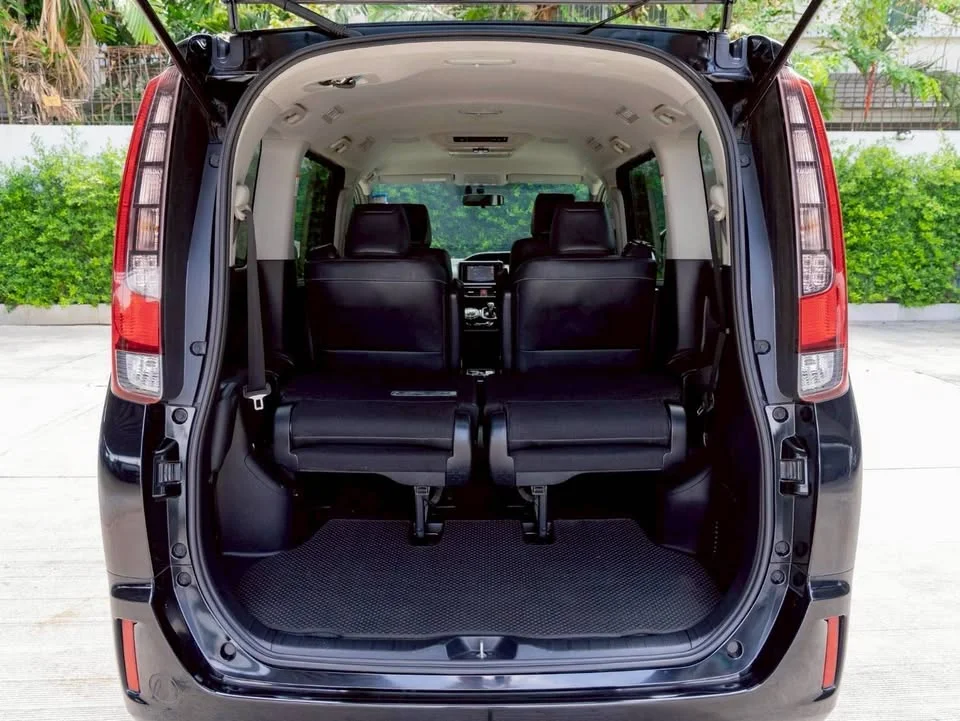 2015 Toyota Voxy III 2