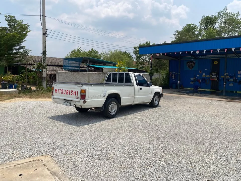 1994 Mitsubishi Triton II 2