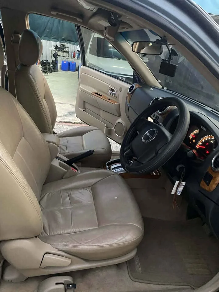 2010 Isuzu MU-7 2