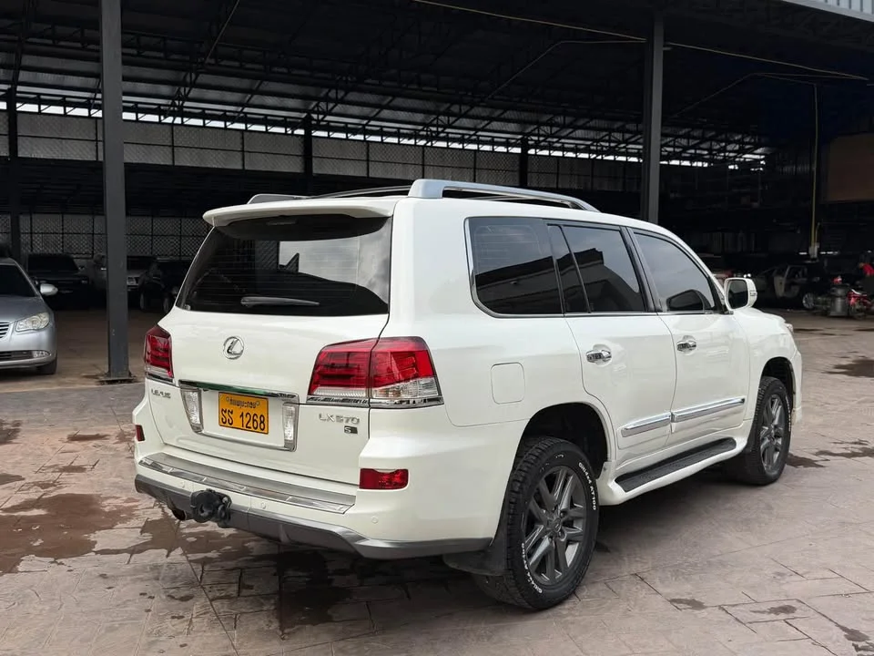 2016 Lexus LX III 2