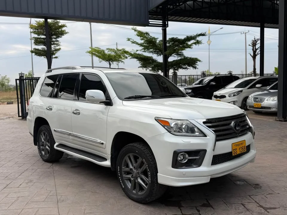 2016 Lexus LX III 3