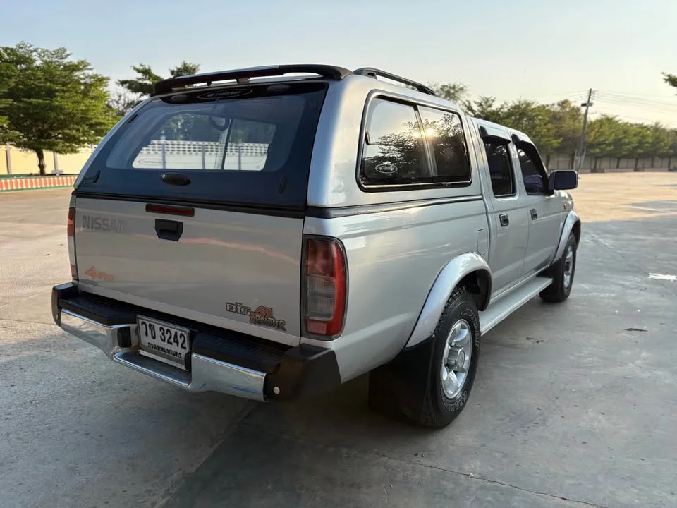 2001 Nissan Frontier I 3