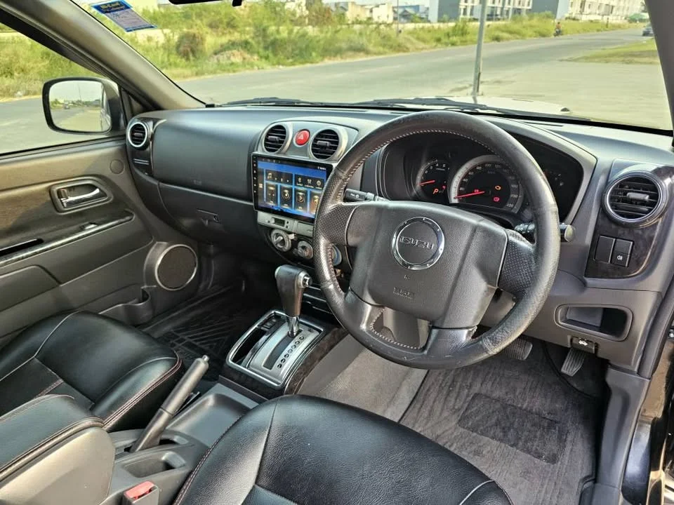 2011 Isuzu MU-7 3