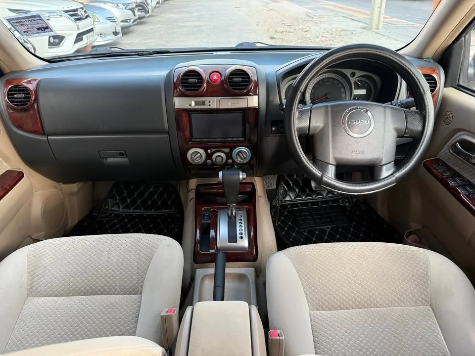 2010 Isuzu MU-7 3