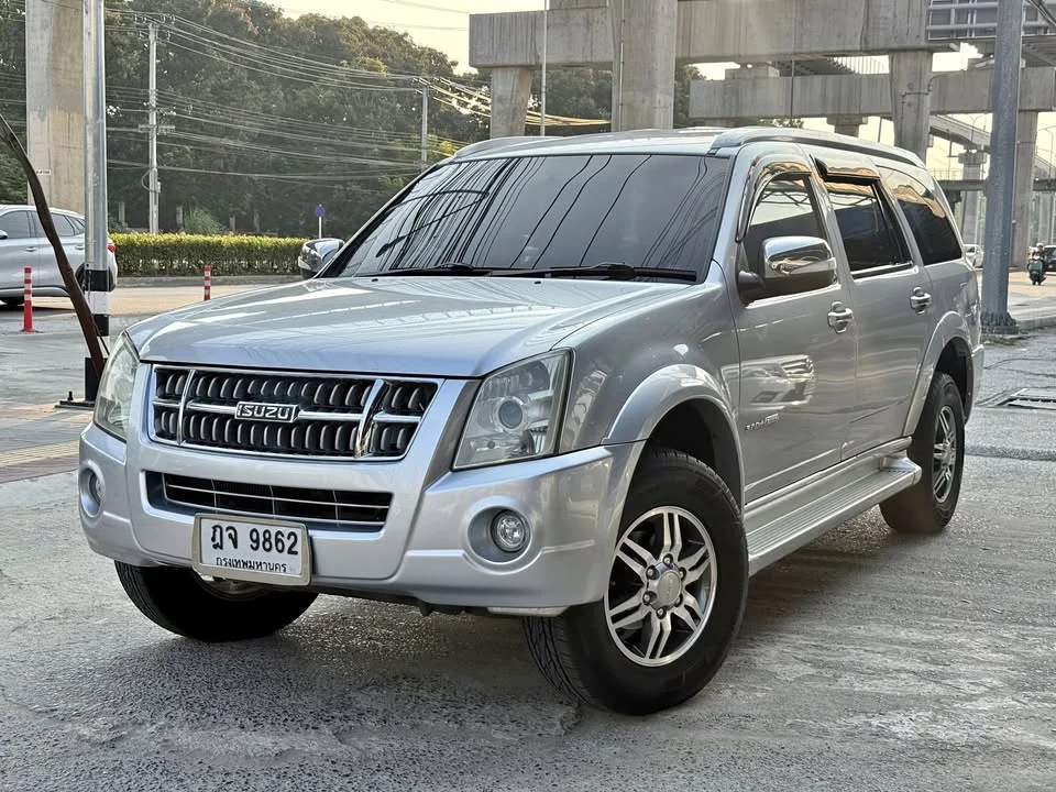 2010 Isuzu MU-7 2