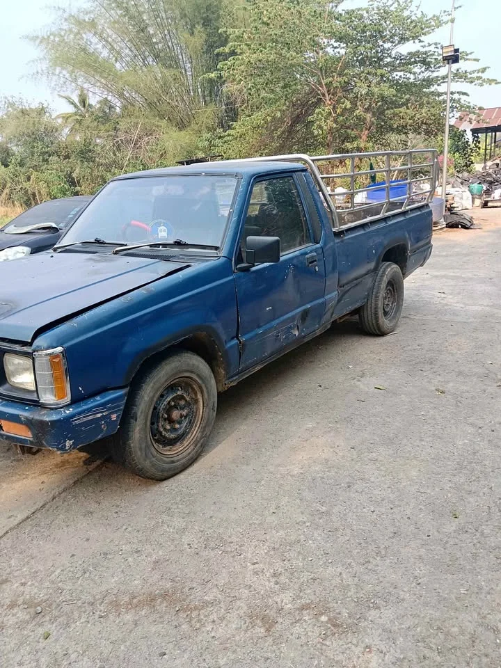 1991 Mitsubishi Triton II 2