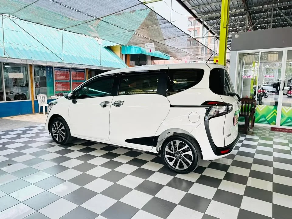 2016 Toyota Sienta II 3
