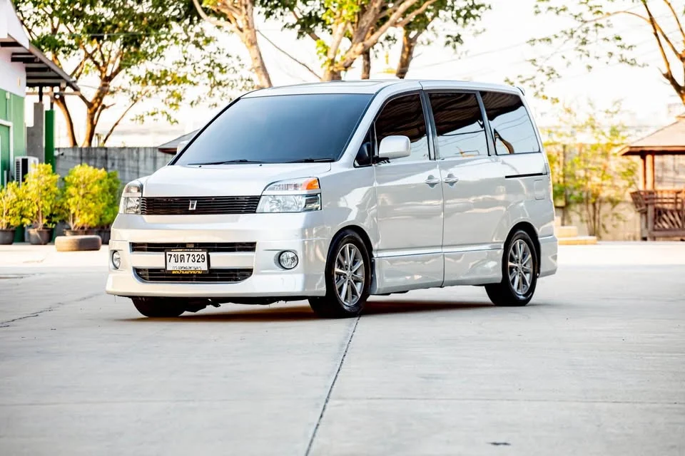 2003 Toyota Voxy I 3