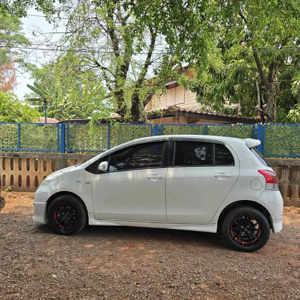 2011 Toyota Yaris II 2