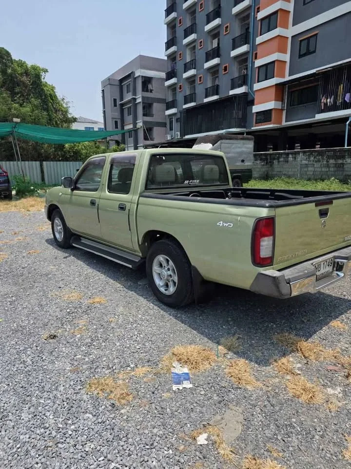2004 Nissan Frontier I 3