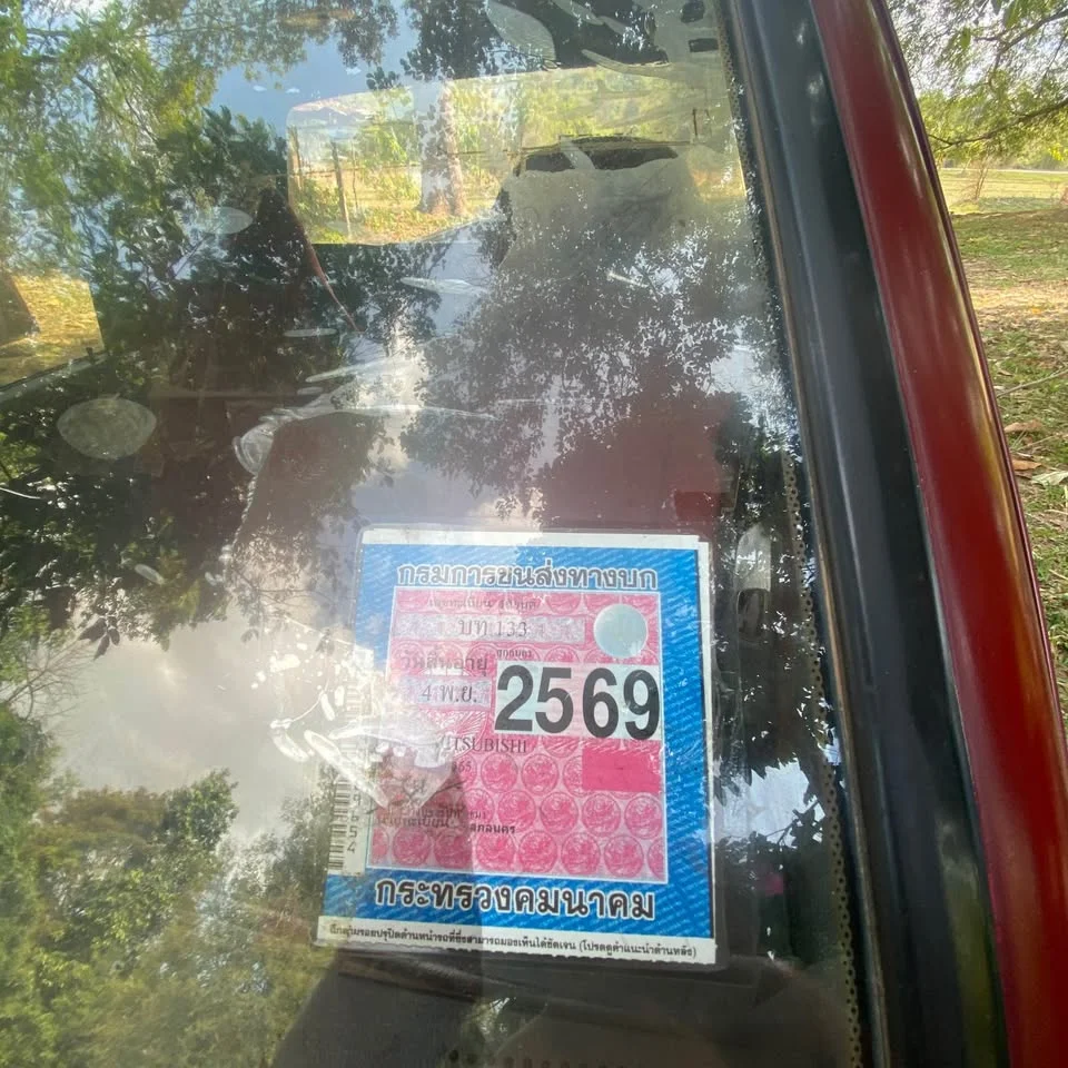 1997 Mitsubishi Triton II 2
