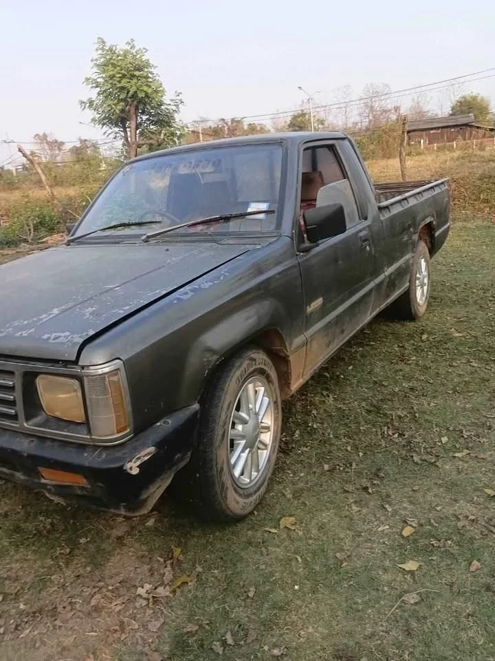 1990 Mitsubishi Triton II 3