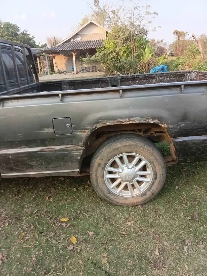 1990 Mitsubishi Triton II 2