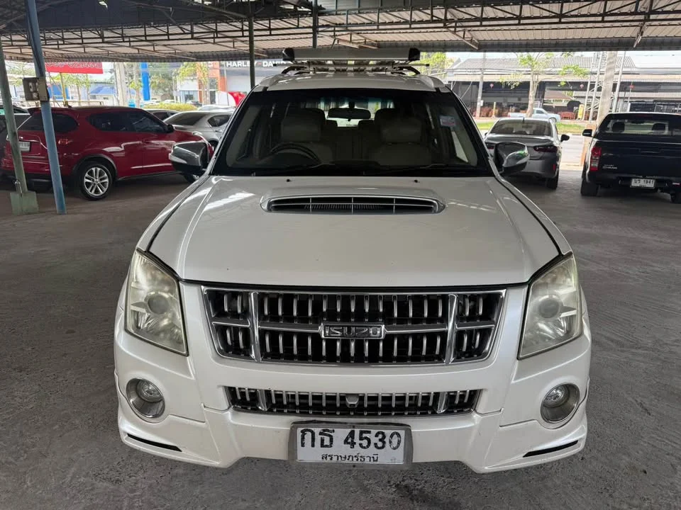 2011 Isuzu MU-7 2