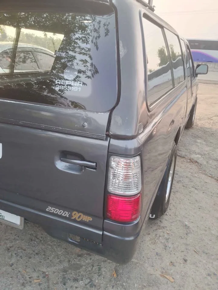 1996 Isuzu TFR III 2